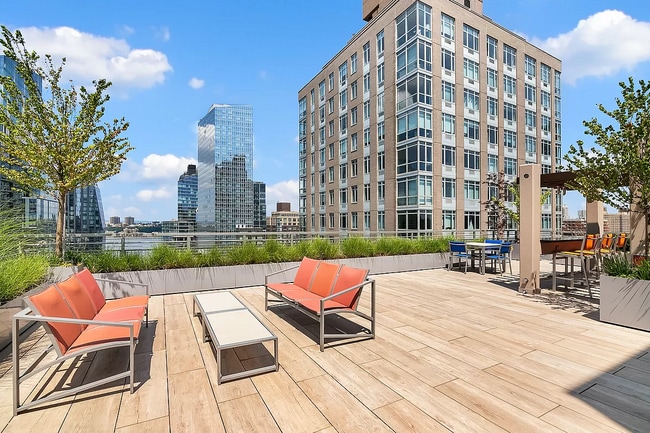 225 W 60th St, Unit 8D in New York, NY - Building Photo - Building Photo