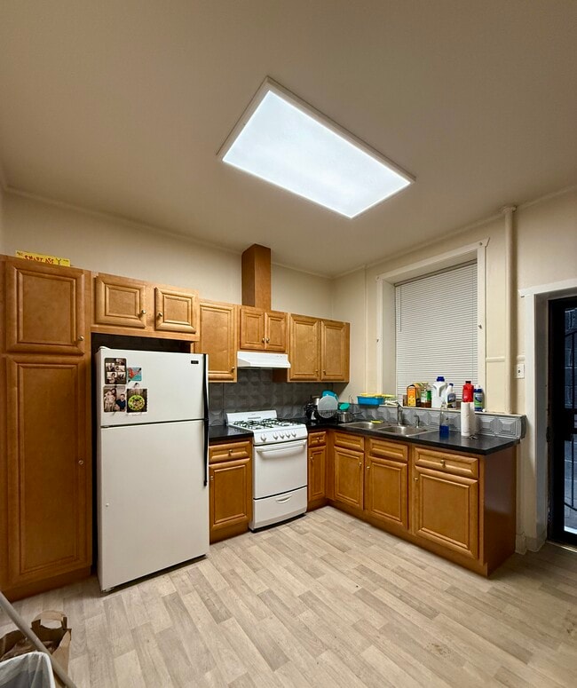 1123 W Webster Ave
