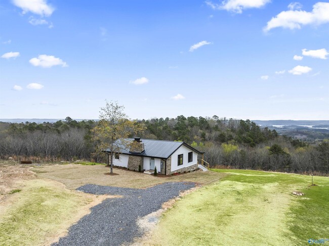 684 Loper Ln N in Guntersville, AL - Building Photo - Building Photo