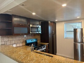 5811 NW 17th Pl, Unit L in Sunrise, FL - Building Photo