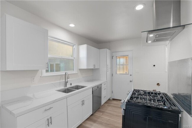 7400 Cozycroft Ave in Los Angeles, CA - Building Photo - Building Photo