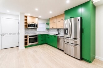 1331 Lincoln Rd in Miami Beach, FL - Building Photo - Building Photo
