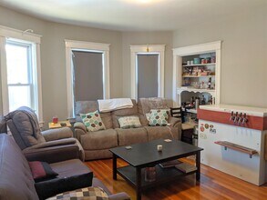 43 Belknap St, Unit 1 in Somerville, MA - Building Photo - Building Photo
