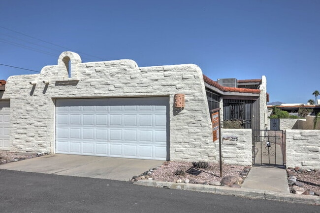 property at 273 E Vía Terrenal