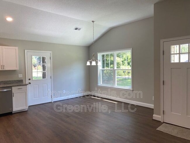 182 Sherwood Dr in Wellford, SC - Building Photo - Building Photo