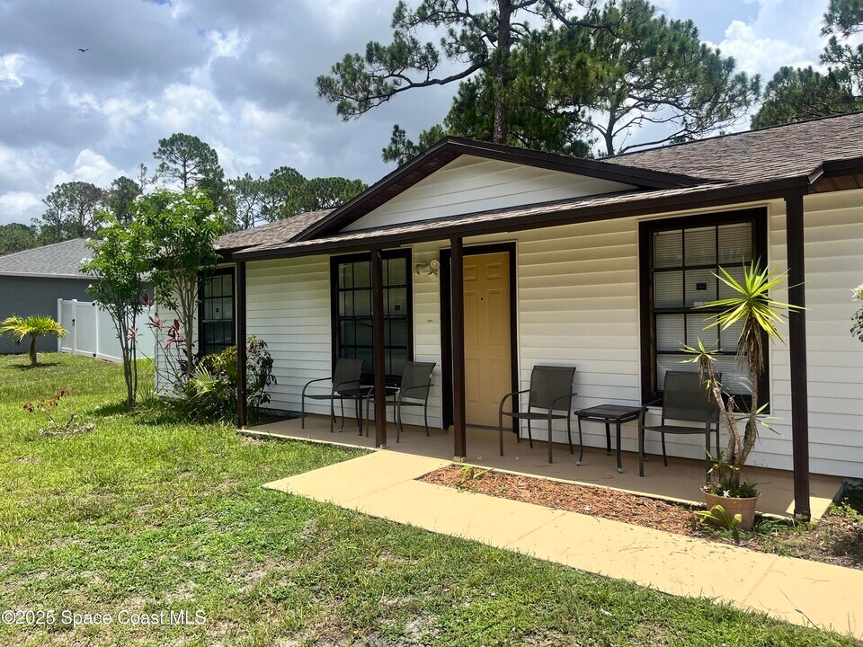 279 Webbwood Ave SW in Palm Bay, FL - Building Photo