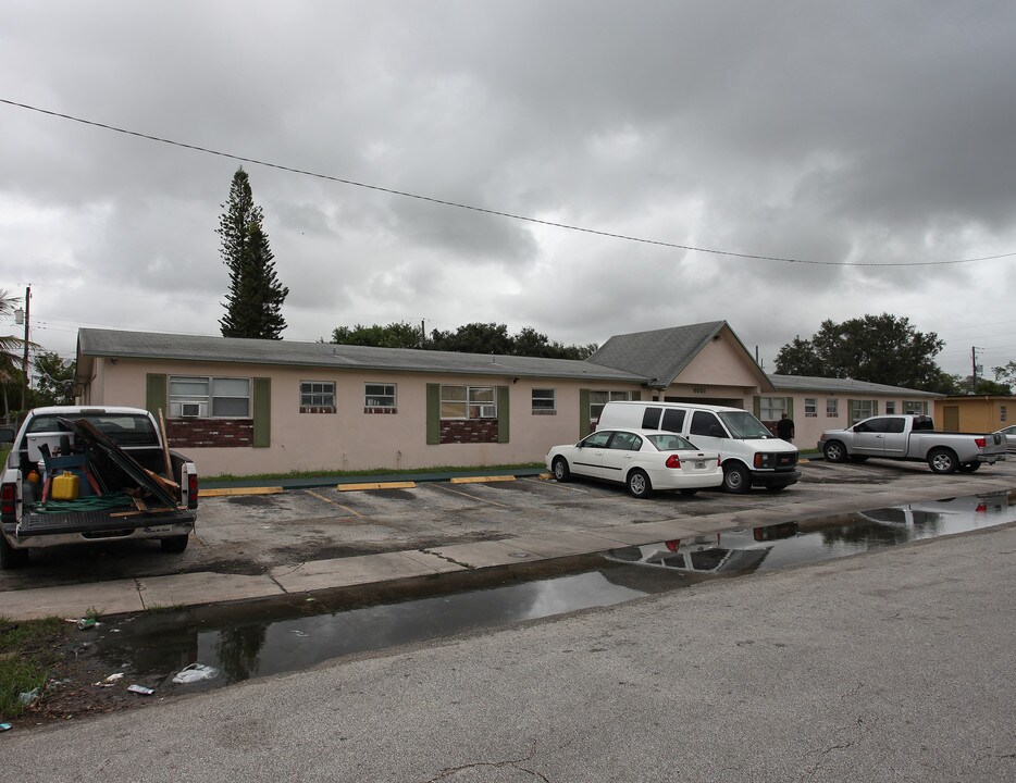 6031 Polk St in Hollywood, FL - Foto de edificio