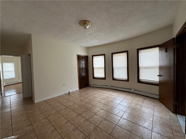 94 Webster St-Unit -3 in Pawtucket, RI - Building Photo - Building Photo