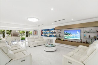 12401 SW 72nd Ave in Miami, FL - Foto de edificio - Building Photo