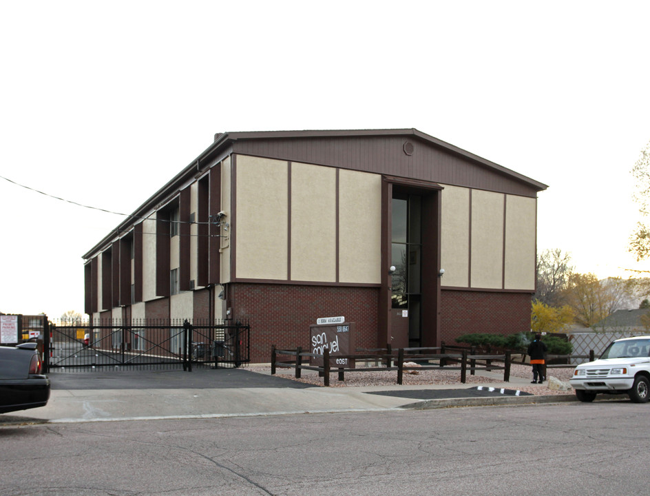 San Miguel East Apartments in Colorado Springs, CO - Foto de edificio