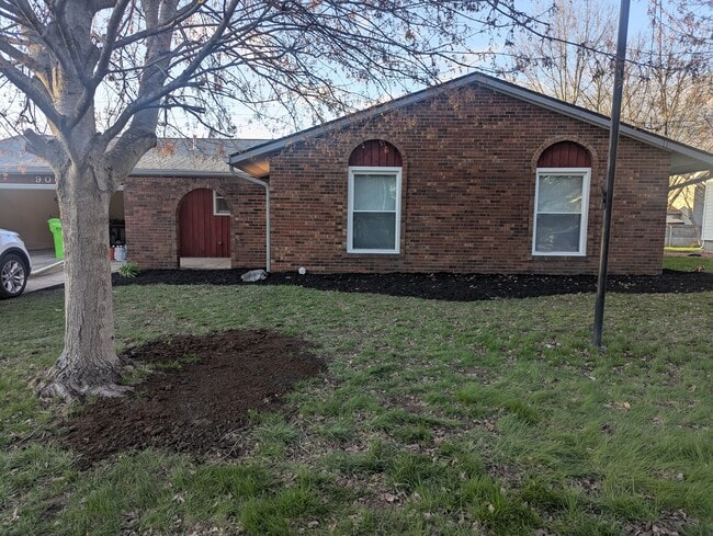 property at 906 N Wagon Wheel Trl