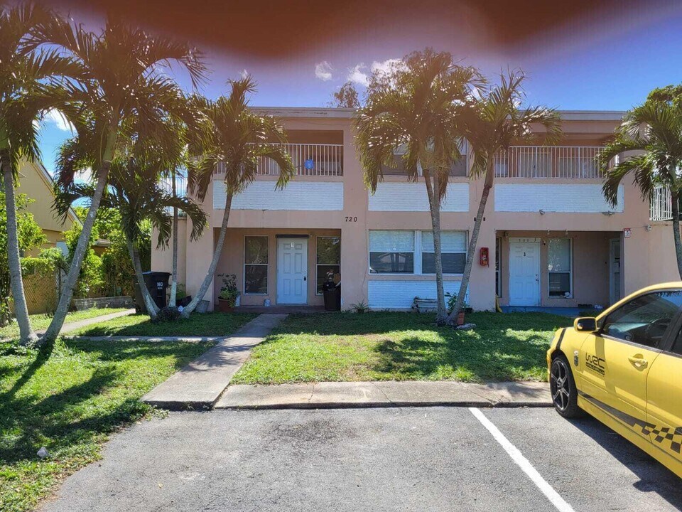 720 47th St in West Palm Beach, FL - Building Photo