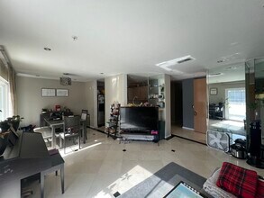 650 Kelton Ave, Unit 301 in Los Angeles, CA - Foto de edificio - Building Photo