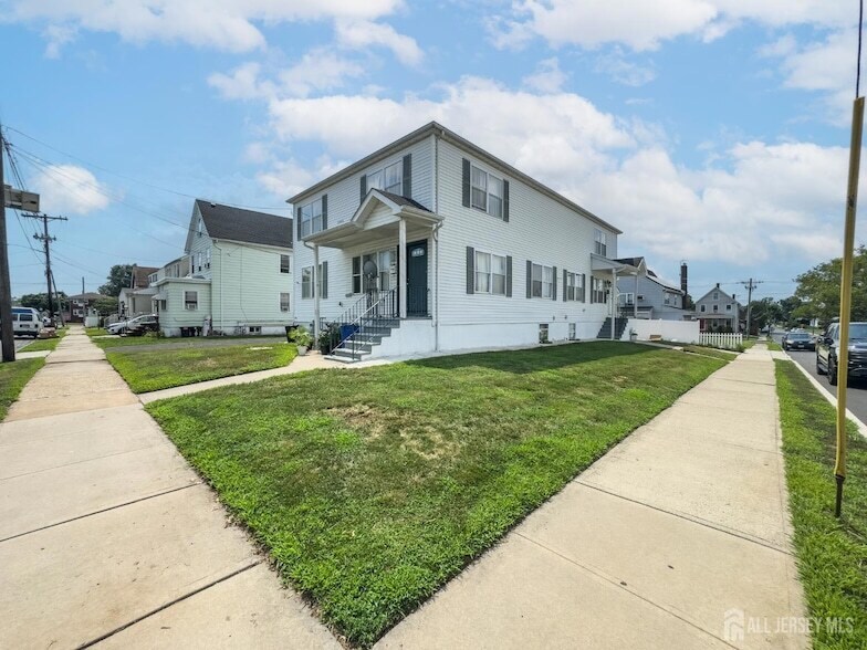 105 Lowell St in Carteret, NJ - Building Photo