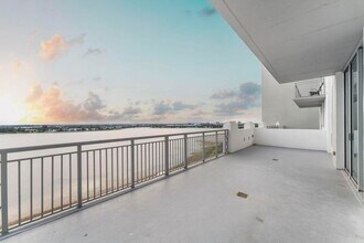 300 S Australian Ave, Unit A in West Palm Beach, FL - Building Photo - Building Photo