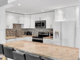 20401 NE 30th Ave in Aventura, FL - Building Photo