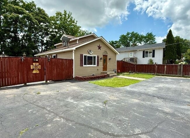 24633 W Passavant Ave in Round Lake Beach, IL - Foto de edificio - Building Photo