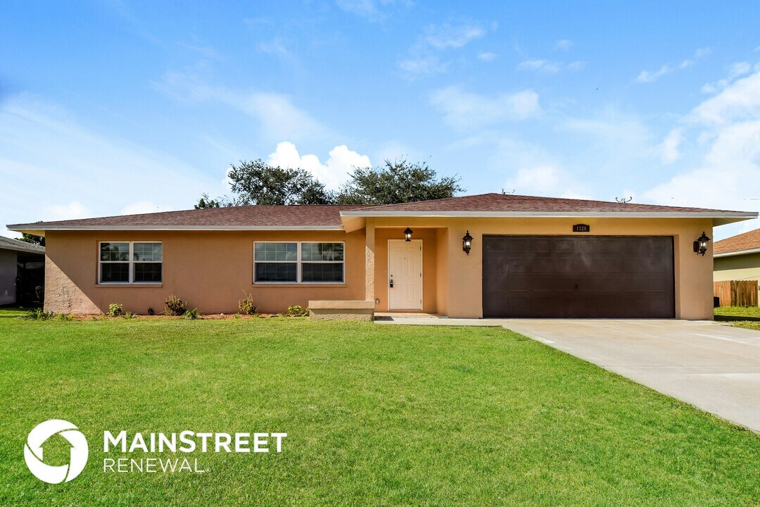 1326 SW 10th Pl in Cape Coral, FL - Building Photo