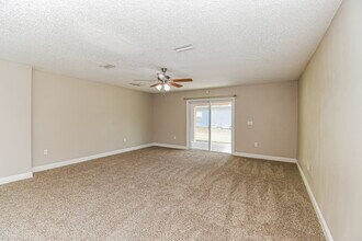 1919 Raising Hill Dr in Jacksonville, FL - Foto de edificio - Building Photo