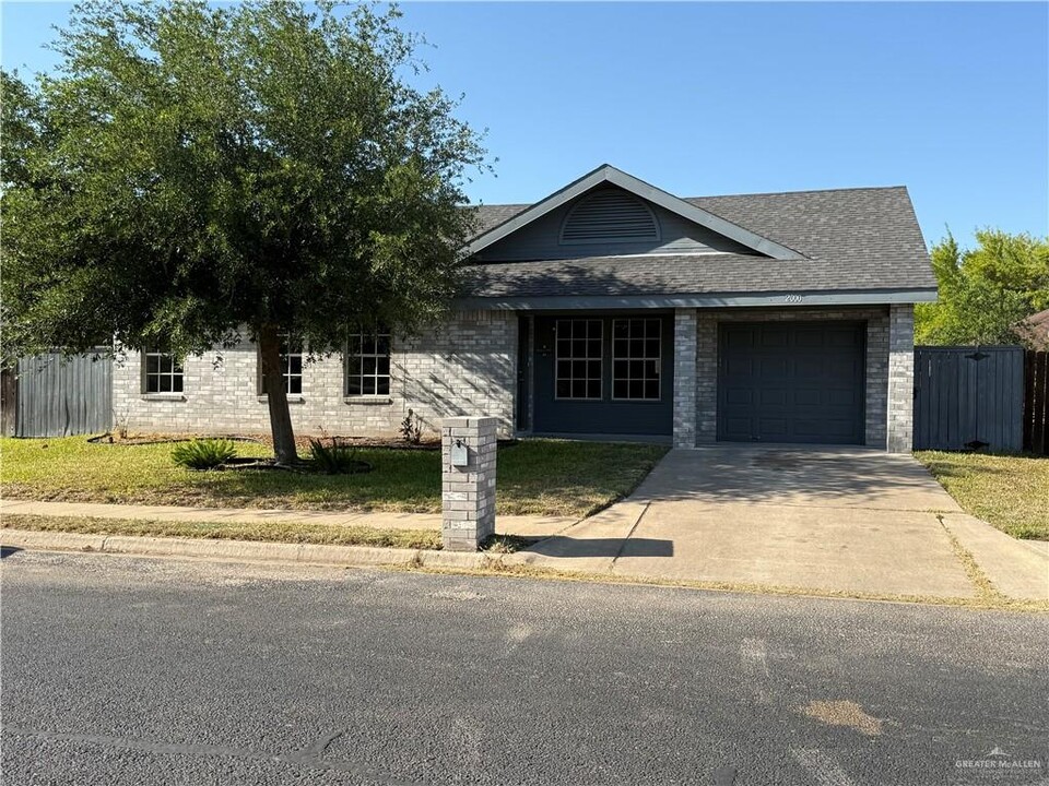 2000 Fullerton Ave in McAllen, TX - Building Photo