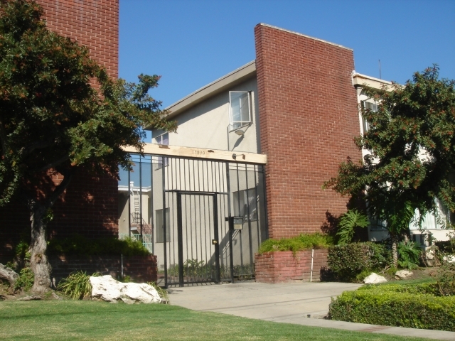 Vanowen Street Apartments in Van Nuys, CA - Building Photo - Building Photo