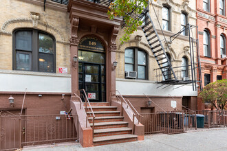 2 br down the block from the busy Bedford ave in Brooklyn, NY - Building Photo - Building Photo