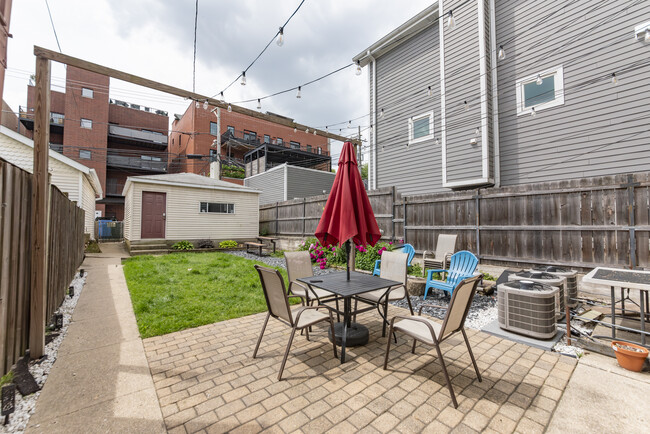2251 W Melrose St, Unit 1 in Chicago, IL - Foto de edificio - Building Photo