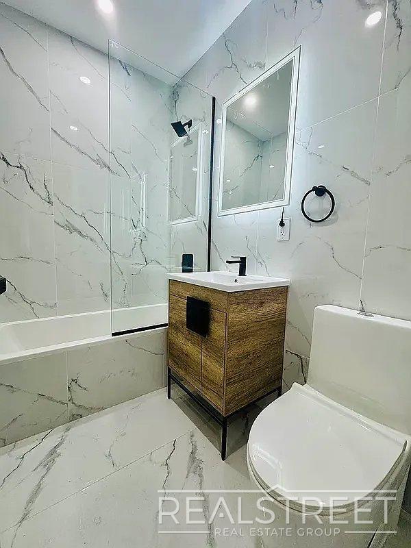 South 4th Street, Unit 5A in Brooklyn, NY - Building Photo - Building Photo