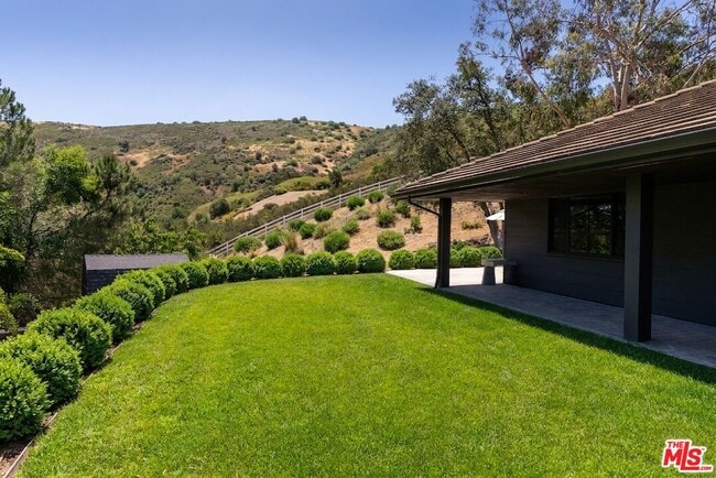 property at 6 Buckskin Ct
