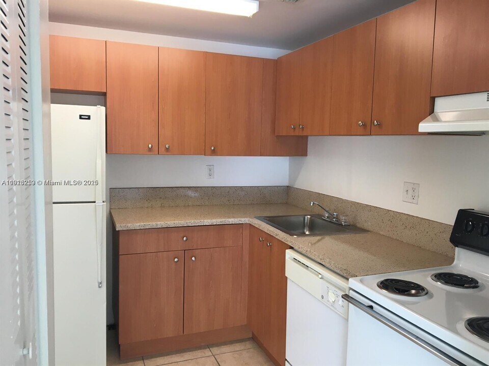 437 Executive Center Dr in West Palm Beach, FL - Building Photo