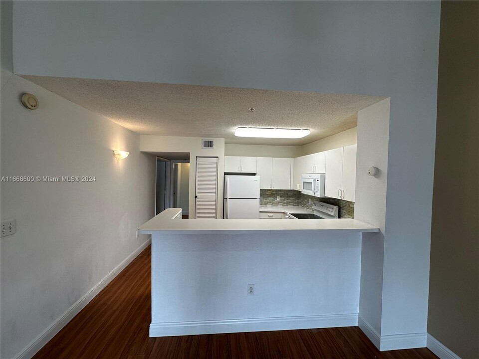 4520 NW 107th Ave, Unit 208 in Doral, FL - Building Photo