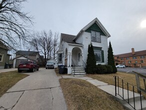 1009 Broadway Ave in Sheboygan, WI - Building Photo - Building Photo