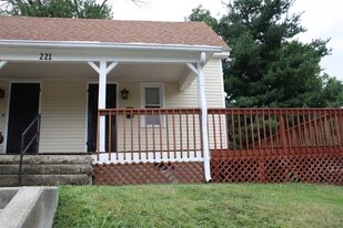 221 E 10th St in Bloomington, IN - Building Photo