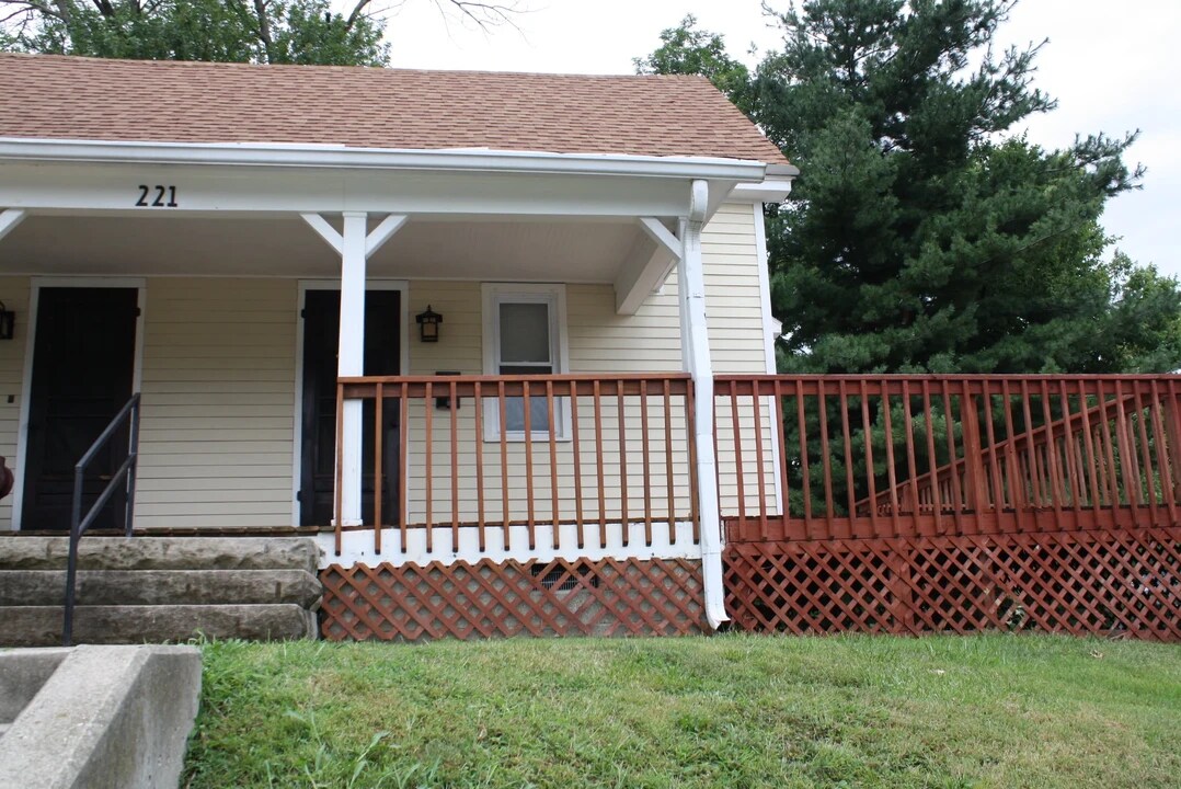 221 E 10th St in Bloomington, IN - Foto de edificio