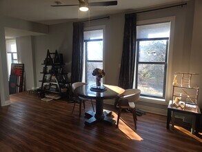 2557 W Superior St, Unit 2 in Chicago, IL - Foto de edificio - Building Photo