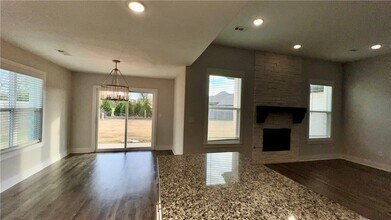 331 W Taverner Xing in Farmington, AR - Foto de edificio - Building Photo