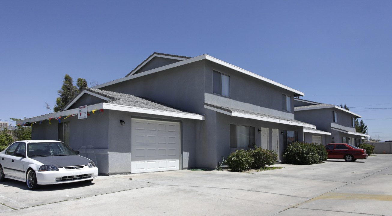 15735 Tokay St in Victorville, CA - Foto de edificio