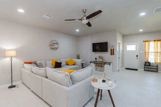 110 Turner St in Conroe, TX - Foto de edificio - Building Photo