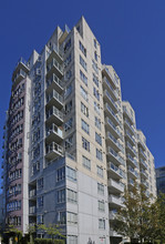 Queen's Court at Wellington Mews in Vancouver, BC - Building Photo - Building Photo