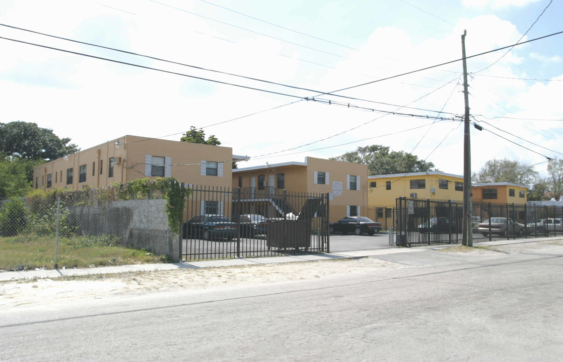 z_820 Building in Miami, FL - Foto de edificio