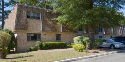 Century Plaza Apartments in Chesapeake, VA - Building Photo - Building Photo