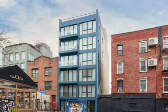 143 Meserole St in Brooklyn, NY - Foto de edificio - Building Photo