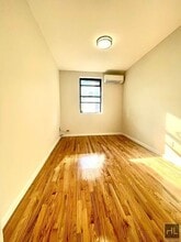 31-26 12 STREET in Queens, NY - Foto de edificio - Building Photo
