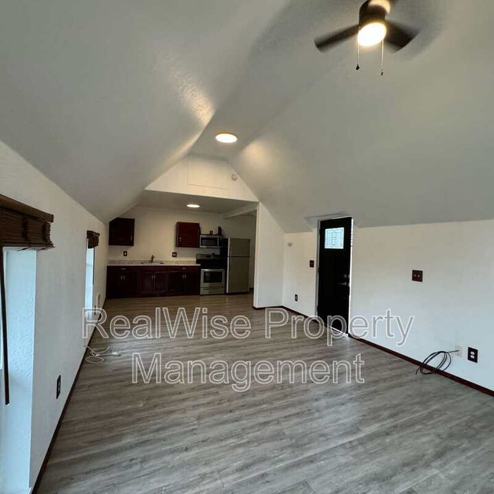 303 N Holly St in Medford, OR - Building Photo