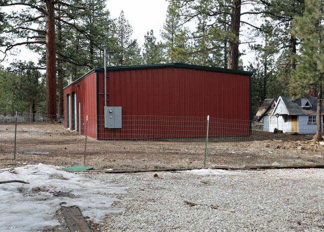 2040 7th Ln in Big Bear City, CA - Building Photo - Building Photo