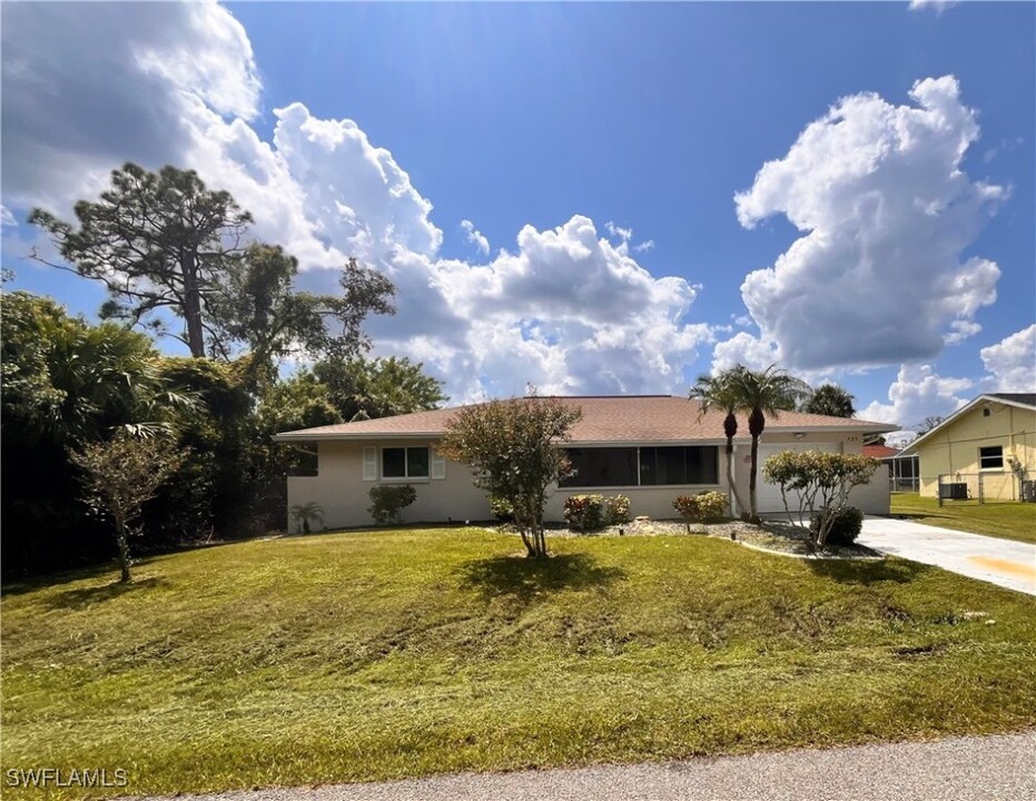 725 Merrick Ln NW in Port Charlotte, FL - Building Photo