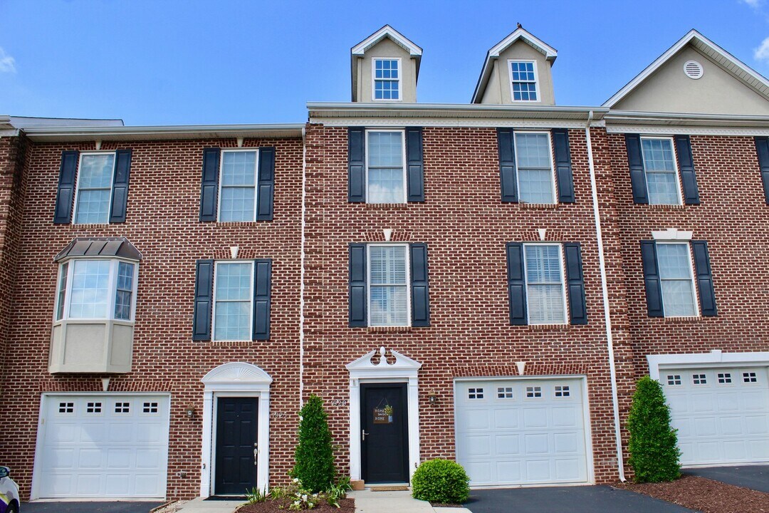 1925 Buttonwood Ct in Harrisonburg, VA - Building Photo