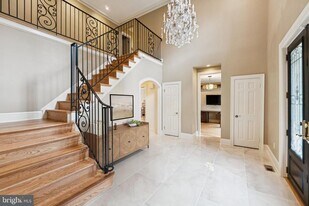 10605 River Oaks Ln in Potomac, MD - Building Photo