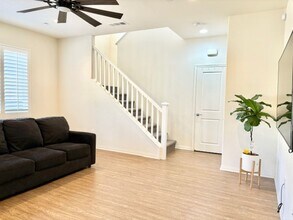 561 Whalen Way in Oxnard, CA - Building Photo - Building Photo