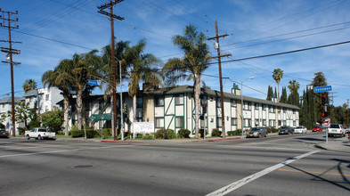 The Royal Garden Apartments in Van Nuys, CA - Building Photo - Building Photo